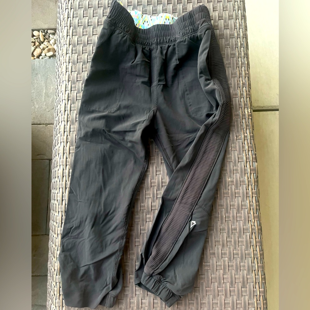 Ivivva girls size 14 jogger capris